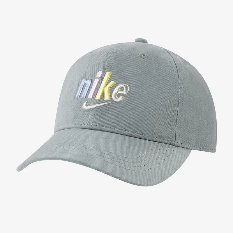 Gorra Nike Sportswear Multi Logo Curvebrim para niños (2-7Y)